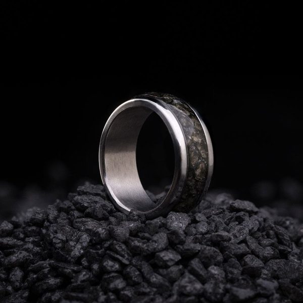 Rings_Hiili_WEB.jpg Lohikäärme Hiili Terässormus 9 mm