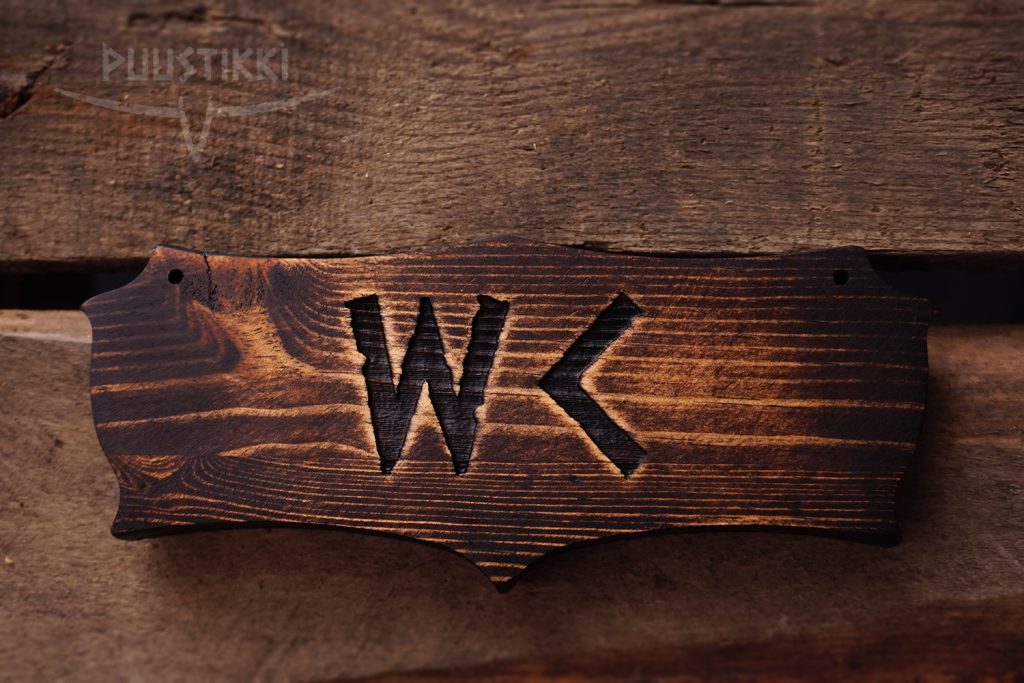 WC-ovikyltti, petsattu puu